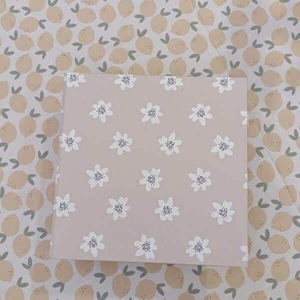 Carpeta 6x8 flores blancas. Alúa Cid
